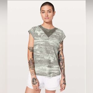 Lululemon For The Run Short Sleeve Swerve Vapor Metal Grey / Metal Grey size 4